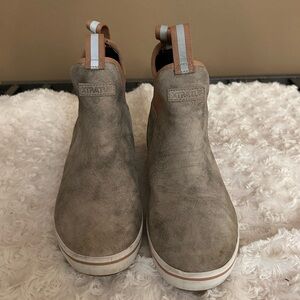 Xtratuf Women's Gray Chelsea Boots